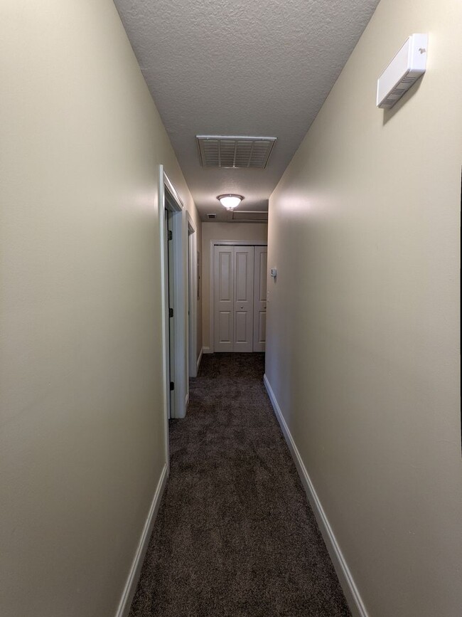 Building Photo - Spacious Condo off Hendersonville Rd