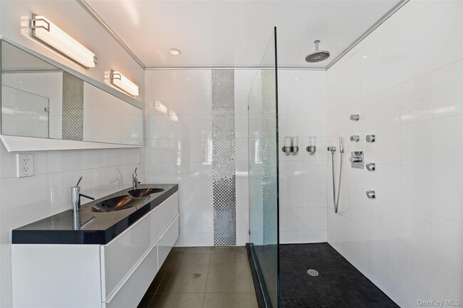 Building Photo - 2 Hudson St