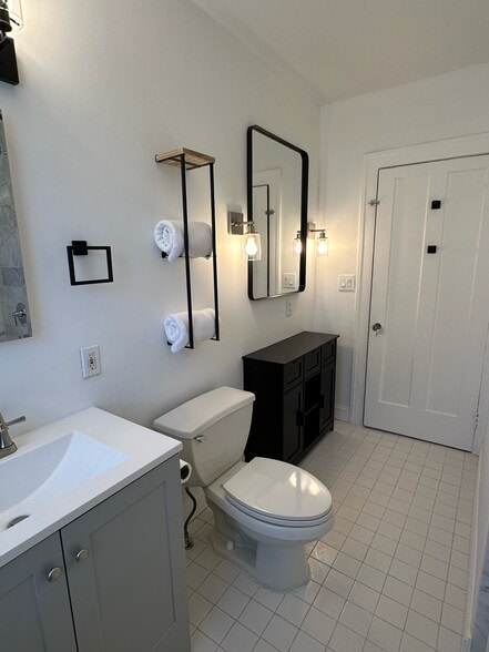 Building Photo - 2433 Woodmere Dr