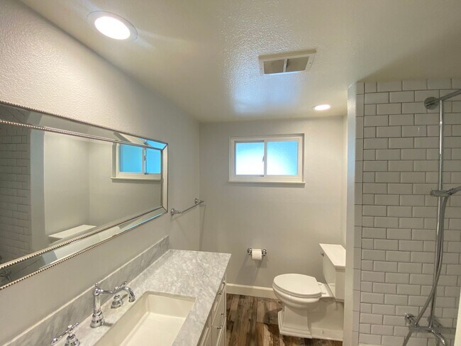 Building Photo - Gorgeous 3 bedroom 2 bath single family ho...