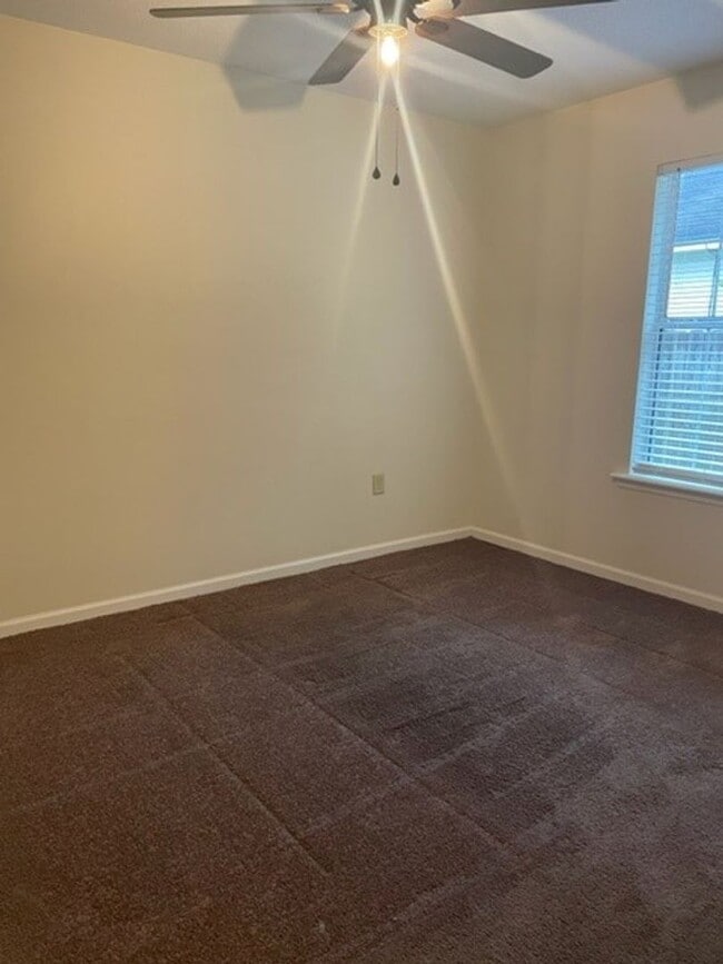 Building Photo - Nice 3 bedroom/2 bathroom Home in Shiloh Forrest