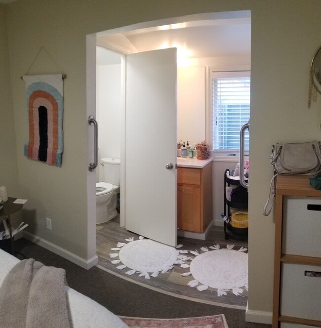 Building Photo - Immaculate 5 Bedroom 3 bath home with beautiful hill views!