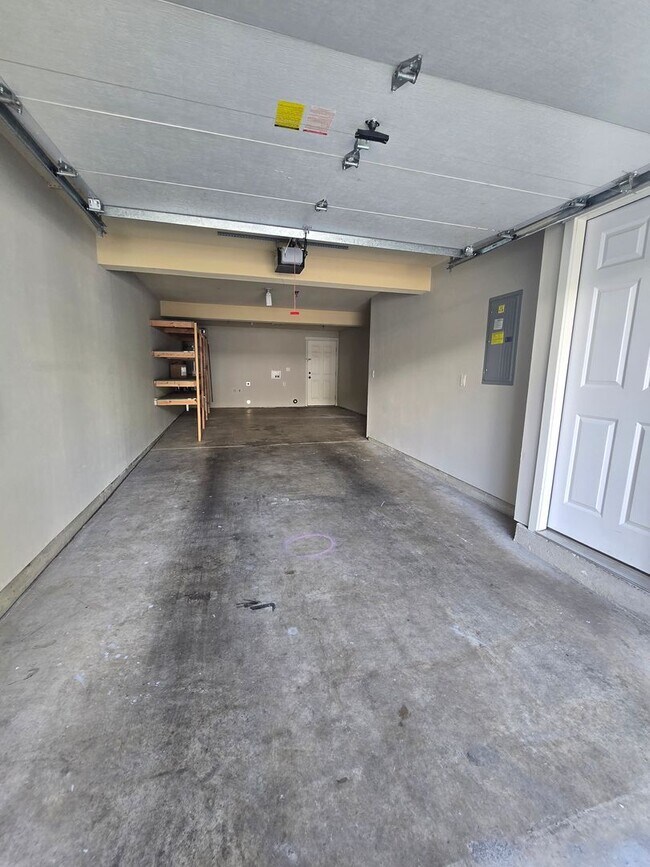 Building Photo - Possibly the Nicest & Most Convenient Townhome!