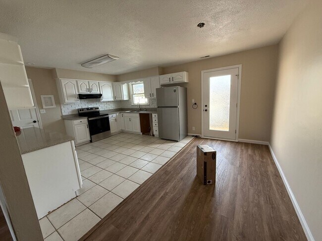 Building Photo - Charming Newly Remodeled 3-Bedroom Home!