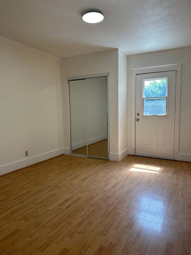 Building Photo - Downtown Craftsman - Live/Work - Zoned Mix...