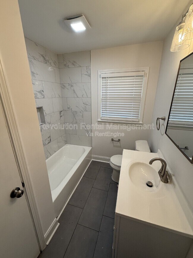 Building Photo - 2065 Cambridge Ave