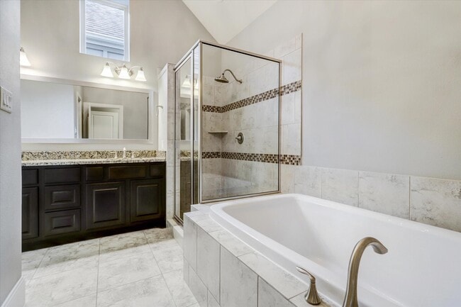 Building Photo - 704 N Shepherd Dr