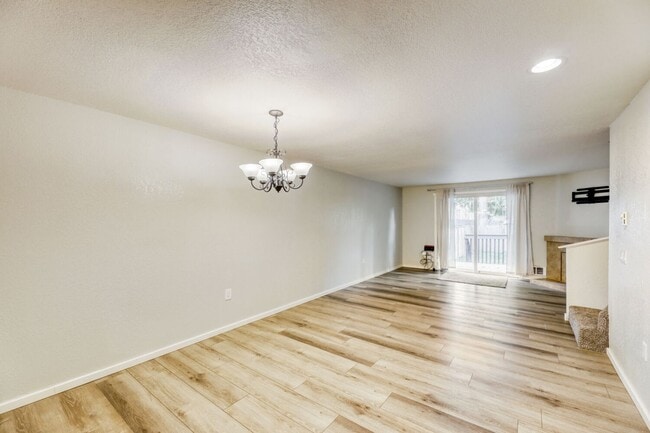 Building Photo - Updated and Well-Equipped 2 Bedroom 1.5 Bath Lynnwood Townhouse!