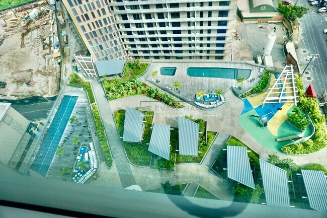 Building Photo - Available NOW - AE'O 1 BED 1 BATH w/ 1 COV...