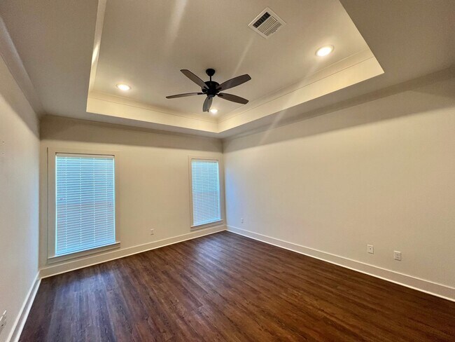 Building Photo - Spacious Two Bedroom Townhouse off Jeffers...