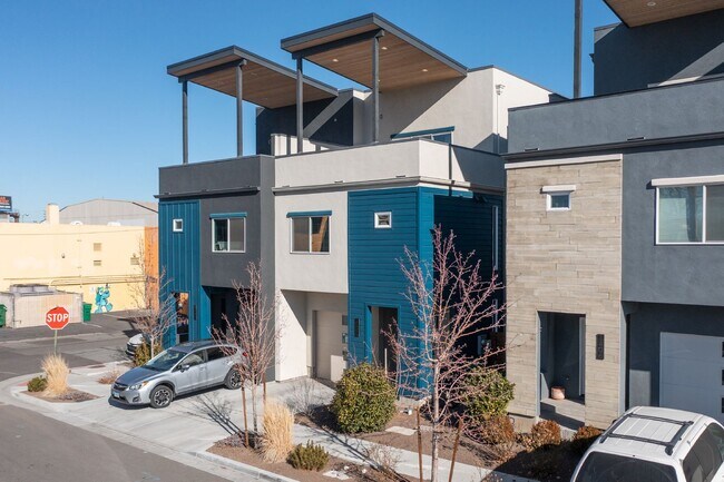 Building Photo - Downtown Executive Furnished Townhouse