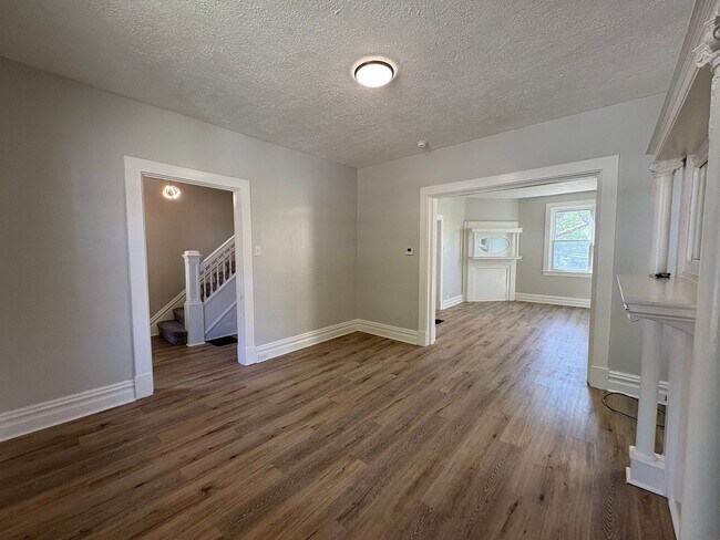 Building Photo - Huge Newly Renovated 4 Bedroom/2 Bath House in Bellevue!