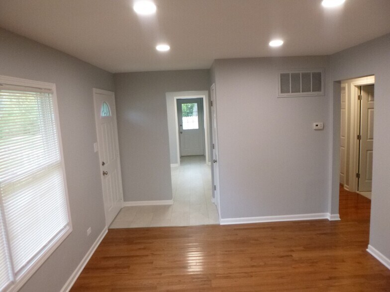 Building Photo - 305 Four Winds Way