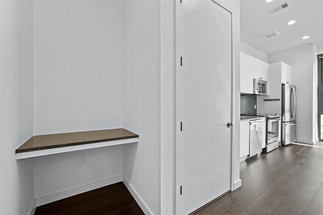 Building Photo - 800 Embassy Dr