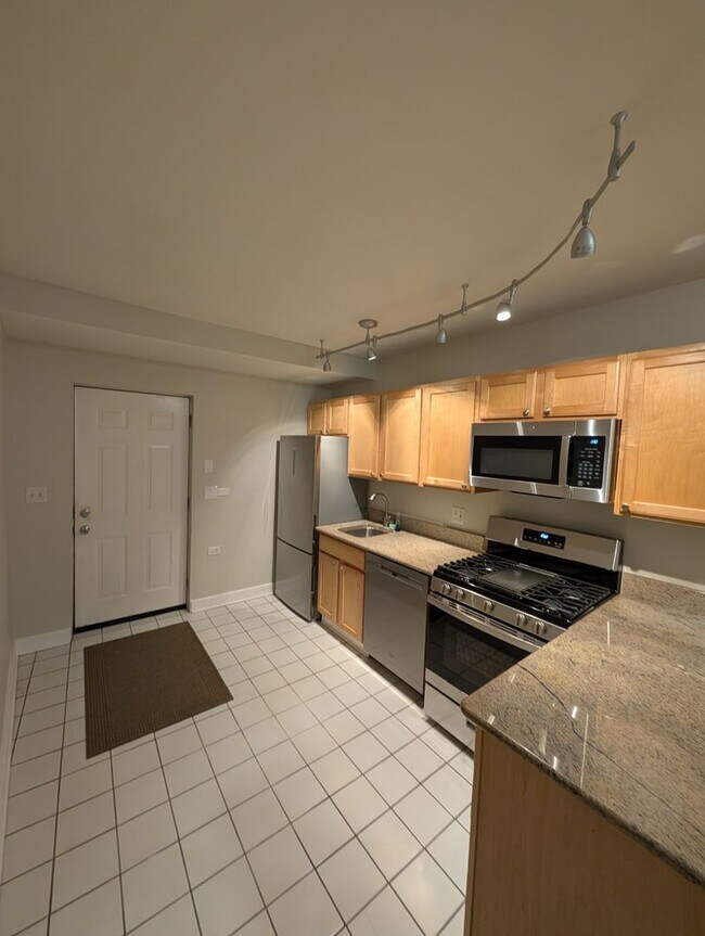 Building Photo - Rehabbed and Spacious Lakeview One Bedroom...
