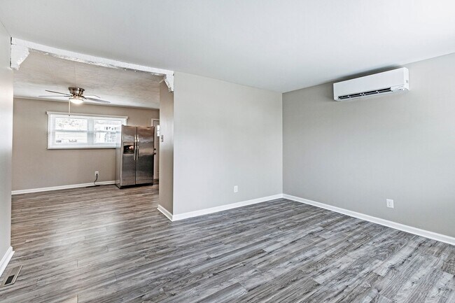 Building Photo - 3 bedroom, 1 bath, newly renovated ranch i...