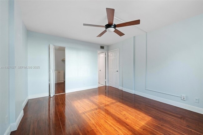 Building Photo - 116 Royal Pk Dr