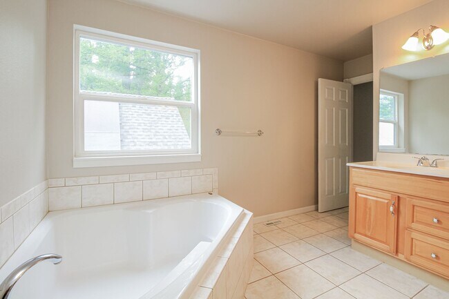 Building Photo - Move in Special! Ravensdale 3 Story,on shy...