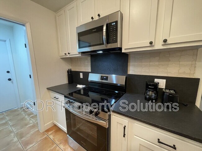 Building Photo - 520 Ortiz Dr NE