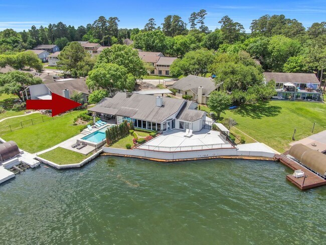 Building Photo - Fully Furnished 2 bedroom Lakefront with 1...