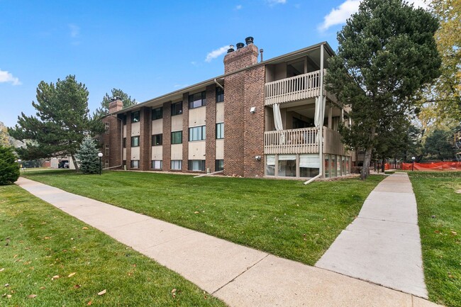 Building Photo - Remodeled 2B/2B East Boulder Apartment w/ ...