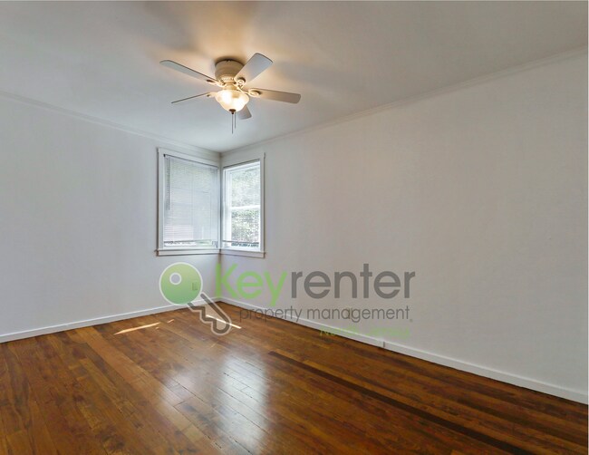 Building Photo - De Graw Ave Triplex