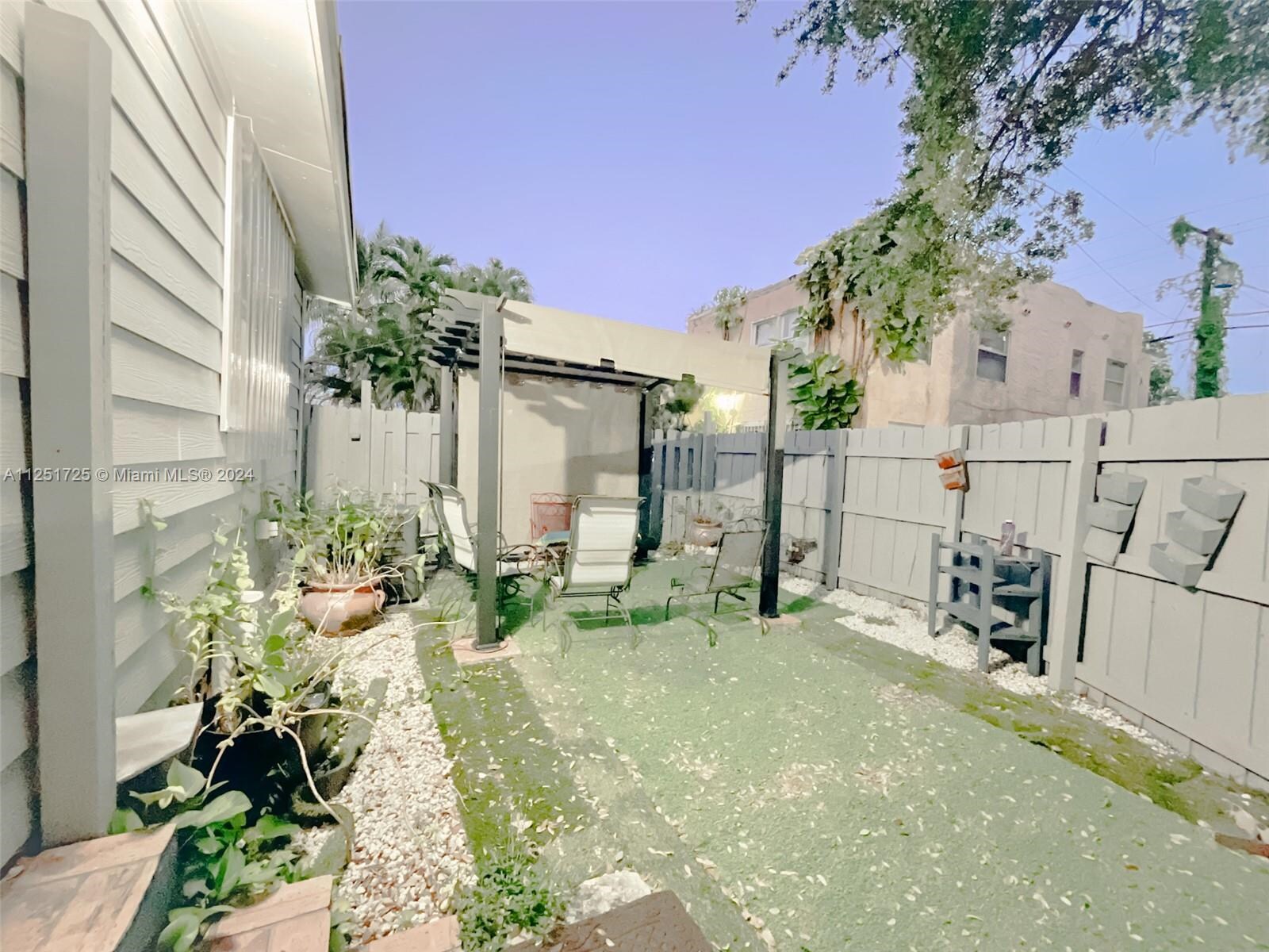 Building Photo - 3680 SW 26th St