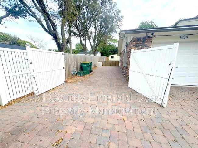 Building Photo - 504 Kelly St