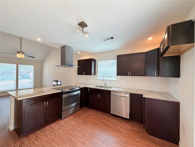 Building Photo - 1605 Parkwood Dr