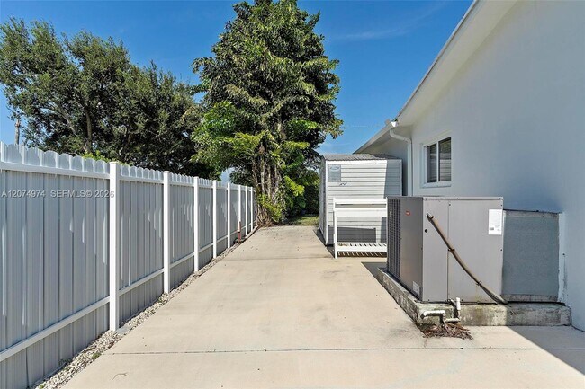 Building Photo - 6304 SW 93rd Pl
