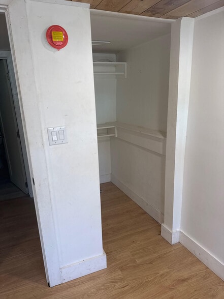 Building Photo - 605 NE 27th St