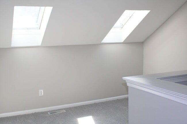 Building Photo - 3BR - WOODED VIEWS • FINISHED BASEMENT • BONUS LOFT • TE SCHOOL DISTRICT