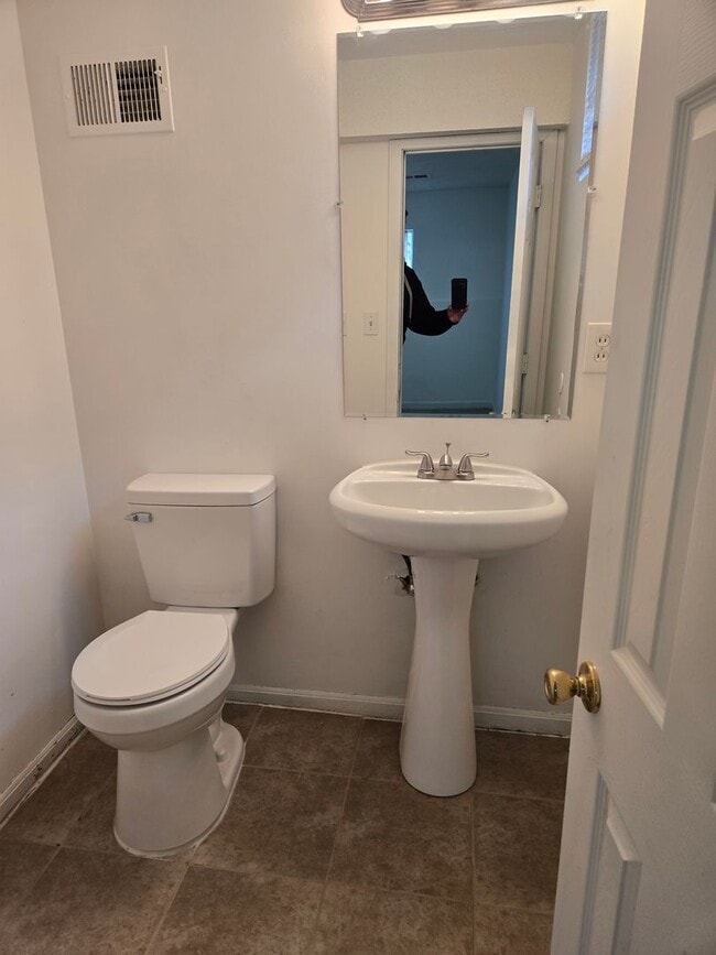 Building Photo - 3 BR/1.5 BA - Kansas City, KS