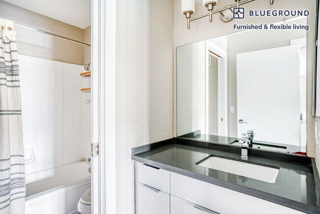 Building Photo - 622 Edgewater Blvd