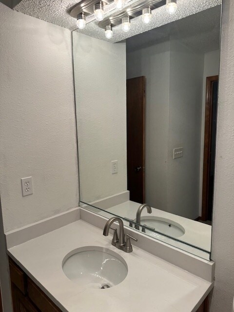 Building Photo - 13909 Fairhill Ave