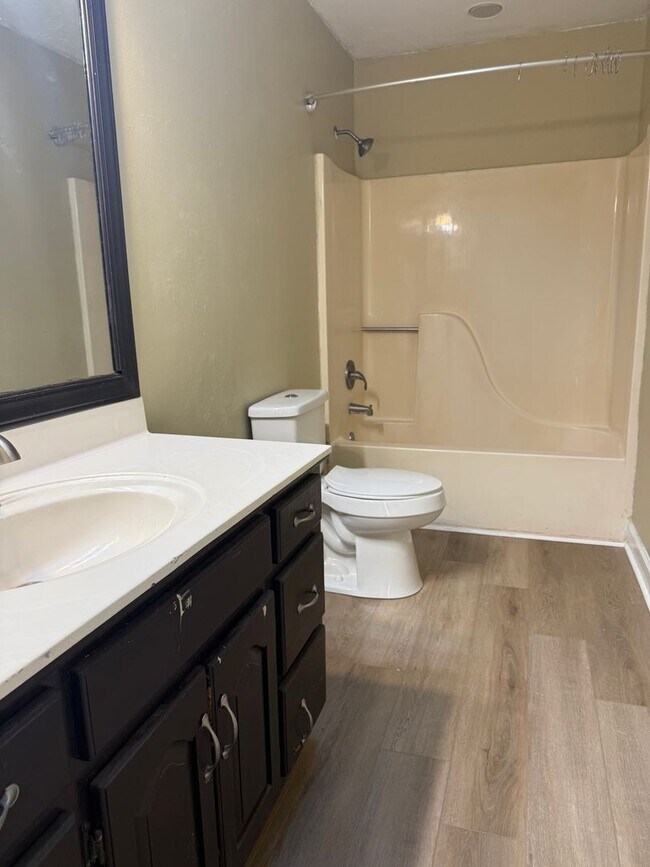 Building Photo - 3 Bedroom Home with Back Deck & Large Fenc...