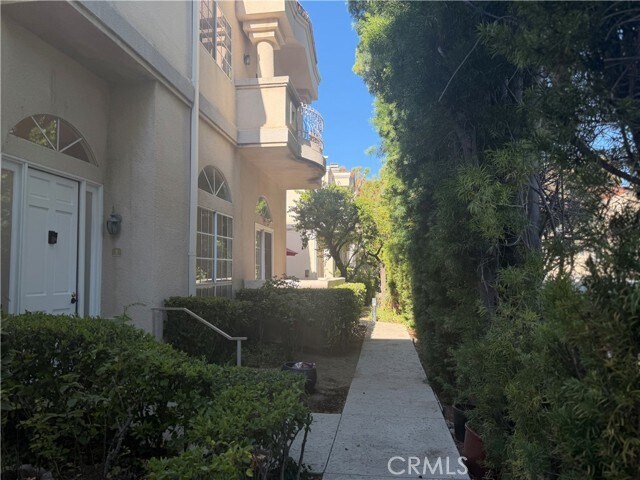 Building Photo - 5340 Las Virgenes Rd