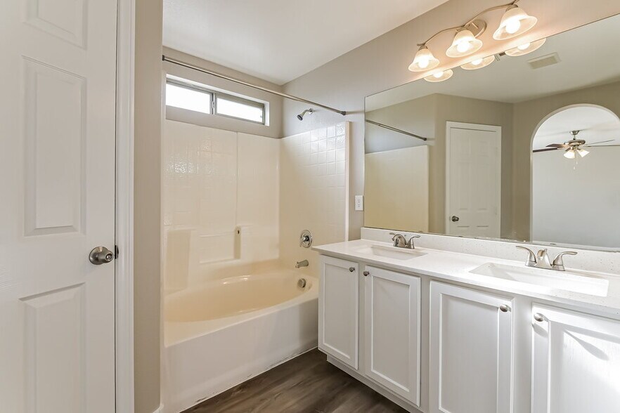 Building Photo - 3499 Greenwood Springs Dr