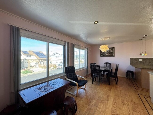 Building Photo - 60 Surrey Ct