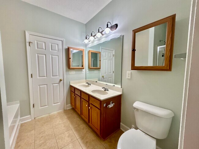 Building Photo - 200 Mossy Stone Ct