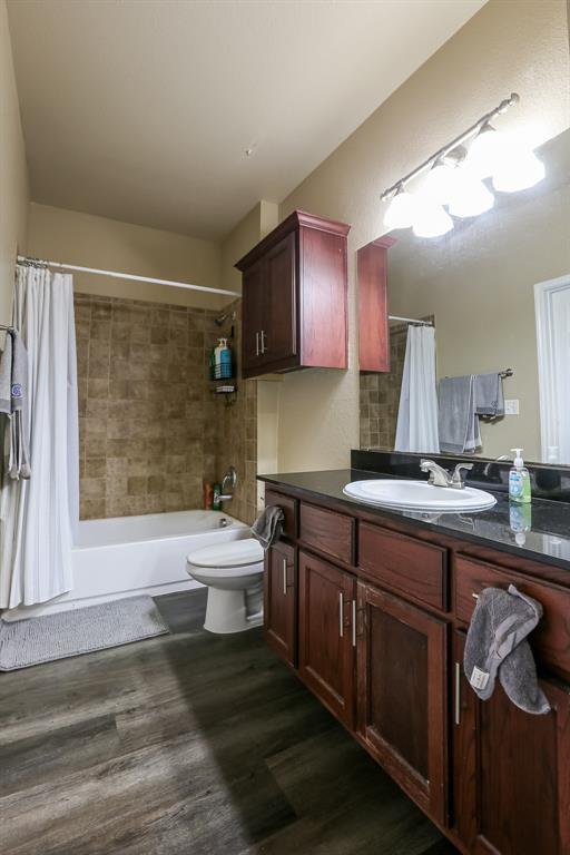 Building Photo - 910 W 25th St