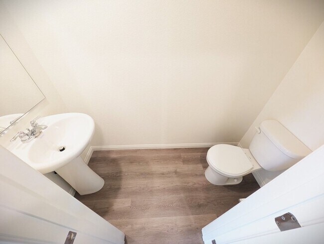 Building Photo - 5658 Mesa Sedona St