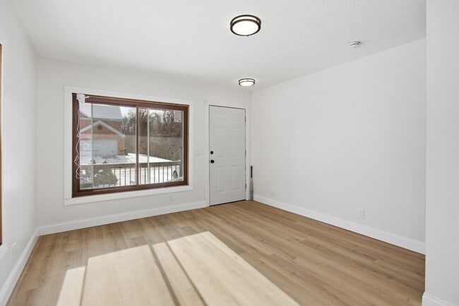 Building Photo - 35942 Vinewood St