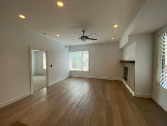 Building Photo - Updated One Bedroom Condo at The Peloton. ...