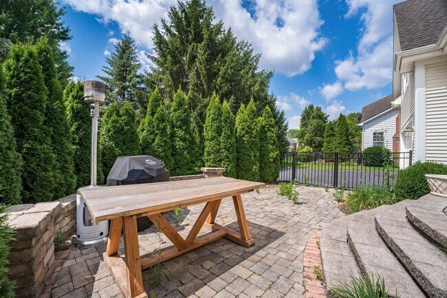 Building Photo - 7179 Fernridge Dr