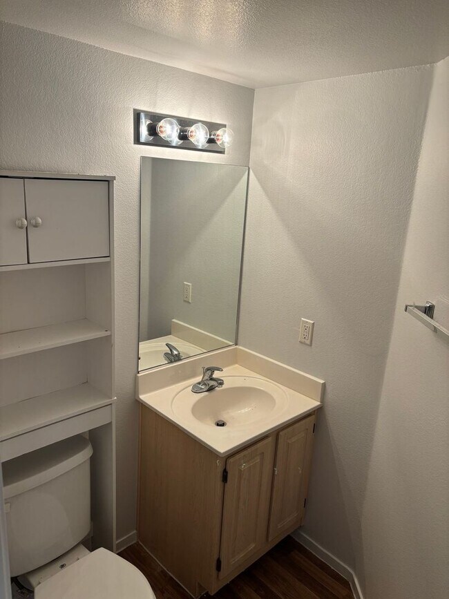 Building Photo - *GREAT TOWNHOME IN GATED "SILVERADO RANCH COMMUNITY!!"