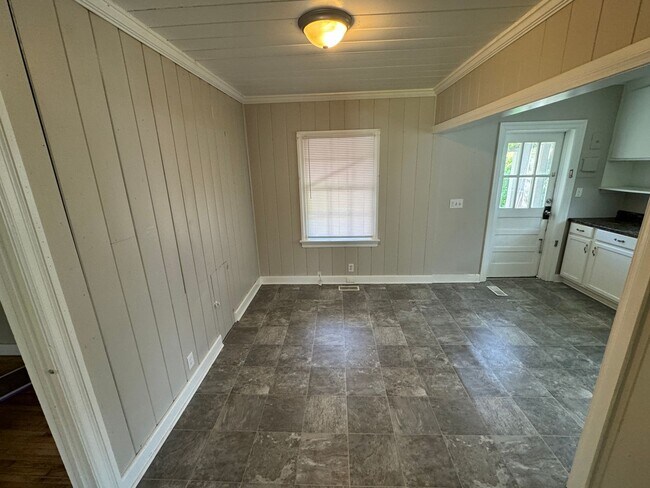 Building Photo - 3 Bedroom House Near Piggly Wiggly