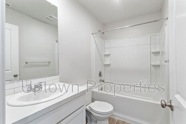 Building Photo - 876 N 18th Ave