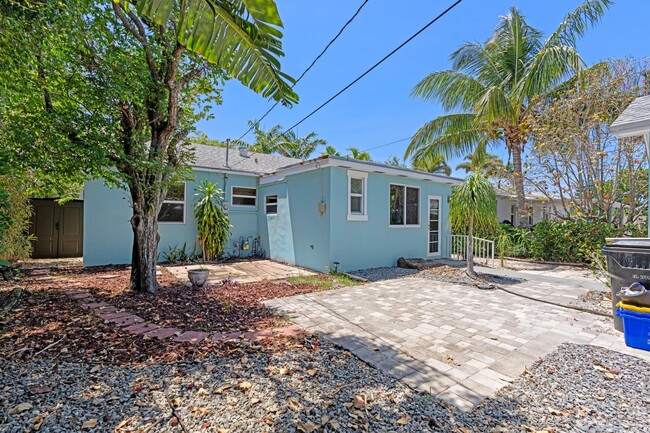 Building Photo - 1120 N Palmway