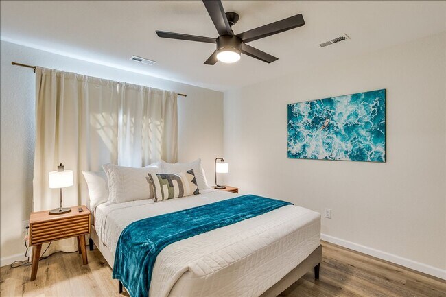 Building Photo - BEAUTIFUL 5 BEDROOM HOME  WITH LAKE VIEW A...